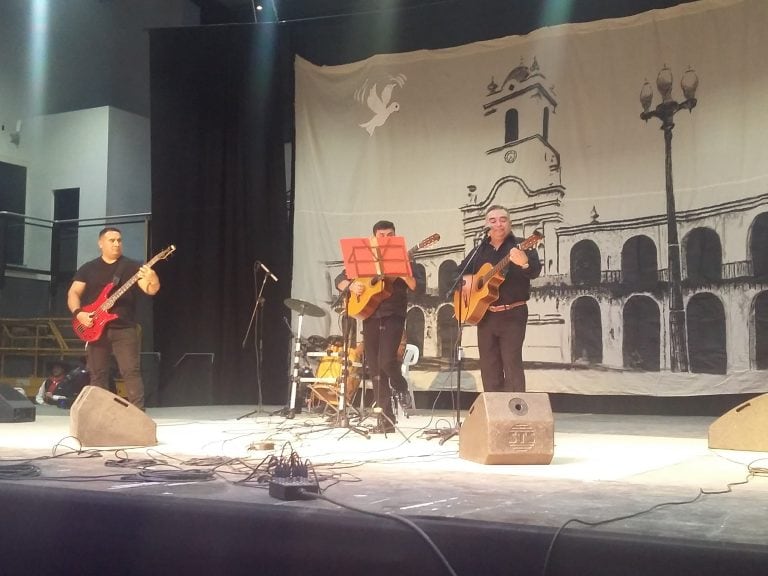 Caballeros del Folclores aportando su arte y haciendo bailar a los presentes