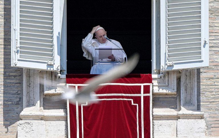 El papa Francisco oficia el rezo del Angelus desde el balcón en la Plaza de San Pedro en el Vaticano, este domingo. El papa Francisco animó hoy a los jóvenes a prestar atención a sus ancianos en la pandemia. (Foto:  EFE/ Riccardo Antimiani)