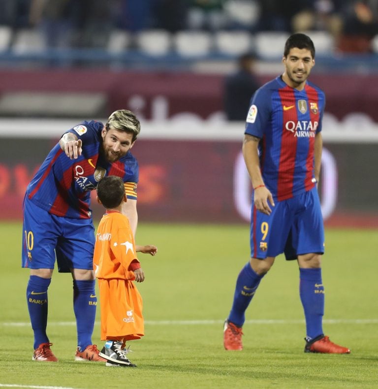 el nene afgano conocio a su idolo el futbolista argentino

FC Barcelona Lionel Messi (L) talks to Afghan boy Murtaza Ahmadi on the pitch before the start of a friendly football match against Saudi Arabia's Al-Ahli FC on December 13, 2016 in the Qatari capital Doha. 
Barcelona play Saudi champions Al-Ahli in a friendly in Doha, the Spanish club's last major obligation of its four year shirt sponsorship deal with Qatar Airways.

 / AFP PHOTO / KARIM JAAFAR doha qatar lionel messi Murtaza Ahmadi partido amistoso internacional futbol futbolistas partido al ahli barcelona