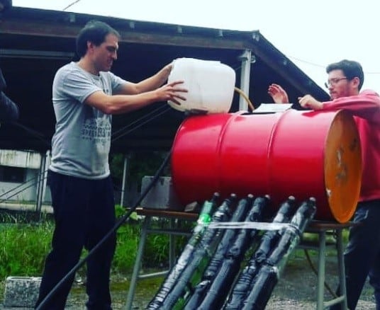 Alumnos rosarinos colocan termotanques solares con materiales reciclables