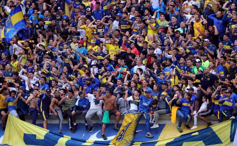 Hinchas en el Bombonerazo (Reuters).