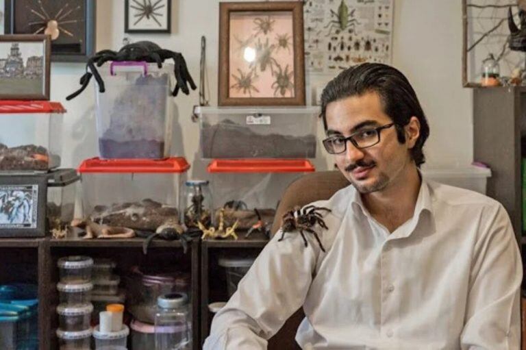 El aracnólogo Alireza Zamani es uno de los científicos que descubrió la especie de araña.