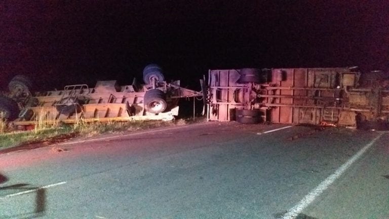 Un transportista volcó su carga de pollo en Ruta Nacional Nº14.
Crédito: Bomberos Voluntarios Ceibas