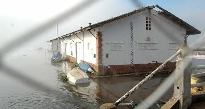 Instalaciones del antiguo puerto de Posadas, que funcionó desde 1914 hasta hace unos pocos años. Quedó bajo las aguas del río Paraná ante el avance del lago de Yacyretá. (Web)