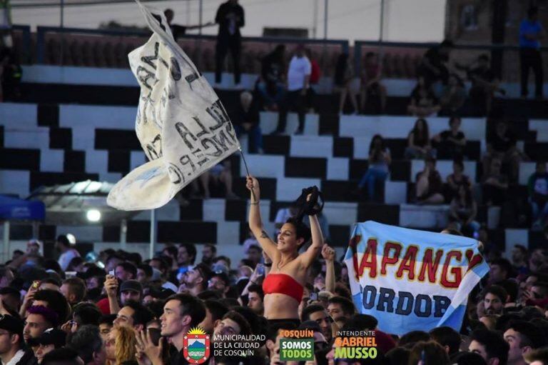 La plaza se llenó de fanáticos que disfrutaron del encuentro.