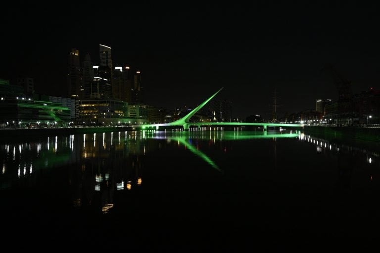 El  Puente de la Mujer en Puerto Madero iluminado en conmemoración a los 10 años del matrimonio igualitario.  (Juan Mambromatta / AFP)