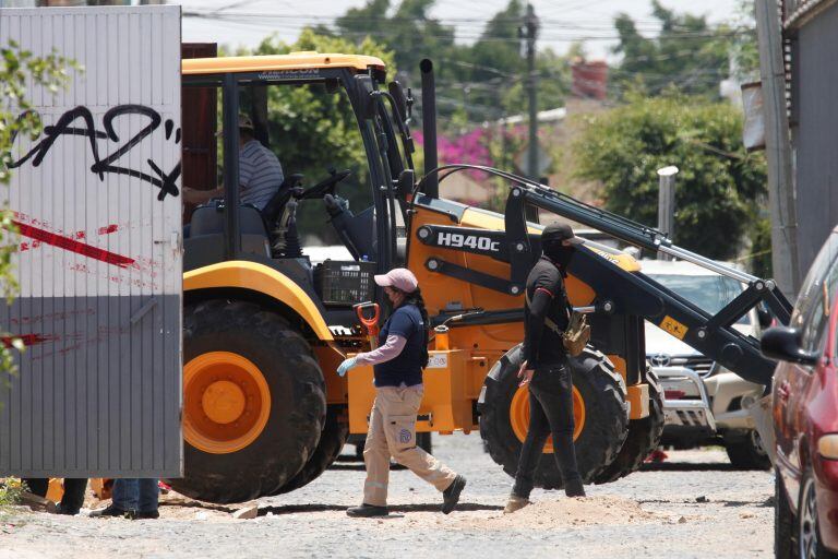 200 de peritos forenses y personal de la fiscalía del estado recaban información en una fosa clandestina en el municipio de Tlaquepaque, en el estado de Jalisco (México).(Foto: EFE/ Francisco Guasco)