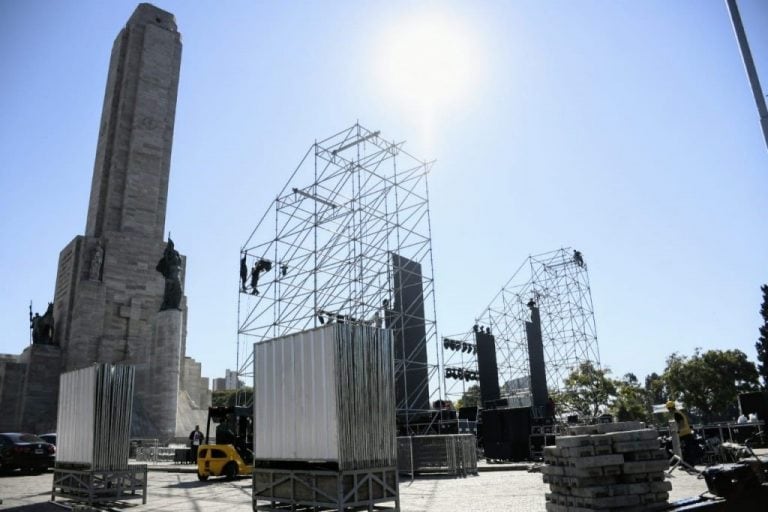 El Monumento está listo para el cierre de campaña en Rosario de Alberto y Cristina (Juan José García)