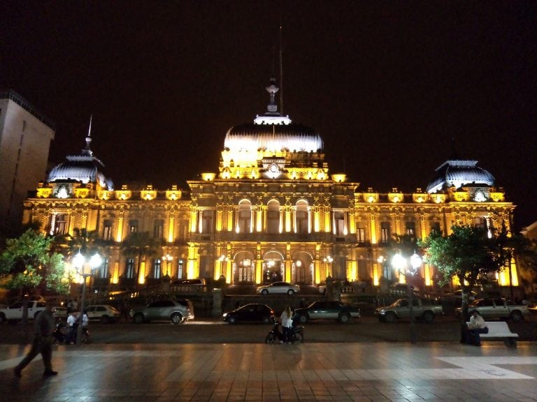 Fachada durante la noche.