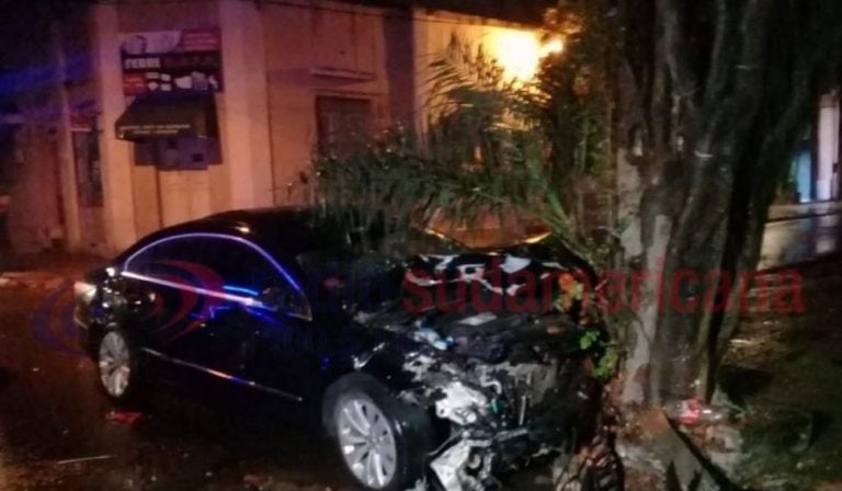 Chocaron dos vehículos en el centro de Corrientes. (Foto: Radio Sudamericana)