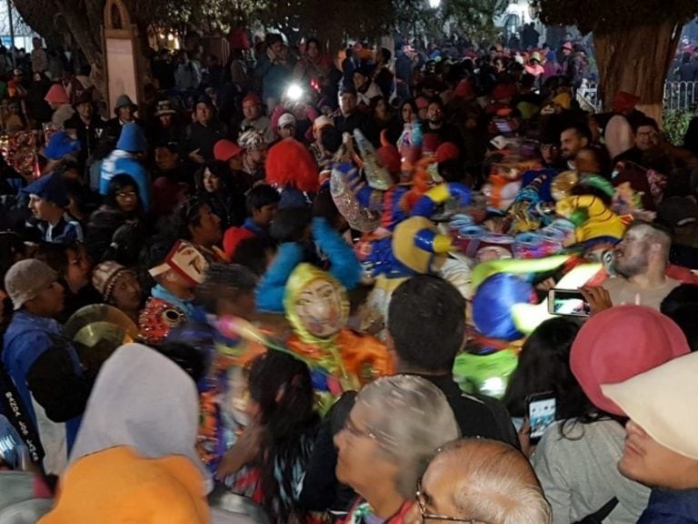 Una verdadera marea humana se desplaza por las calles de Humahuaca con "La Juventud Alegre".