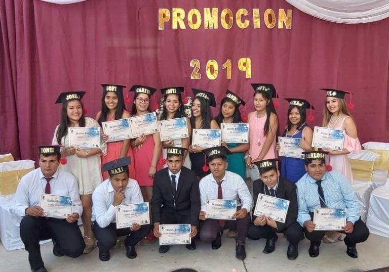 Los egresados del Bachillerato N° 19 de Yala, con los diplomas que acreditan que han finalizado sus estudios de nivel medio.