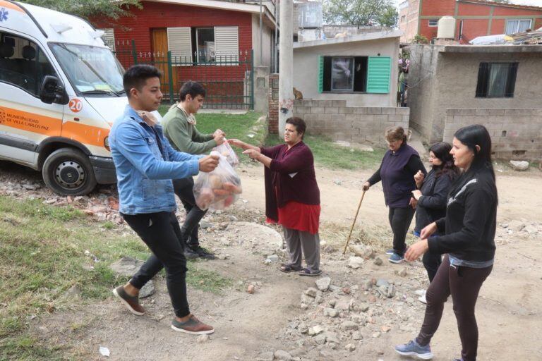 Entrega de módulos alimentarios en Carlos Paz\u002E (Foto: Municipal)\u002E