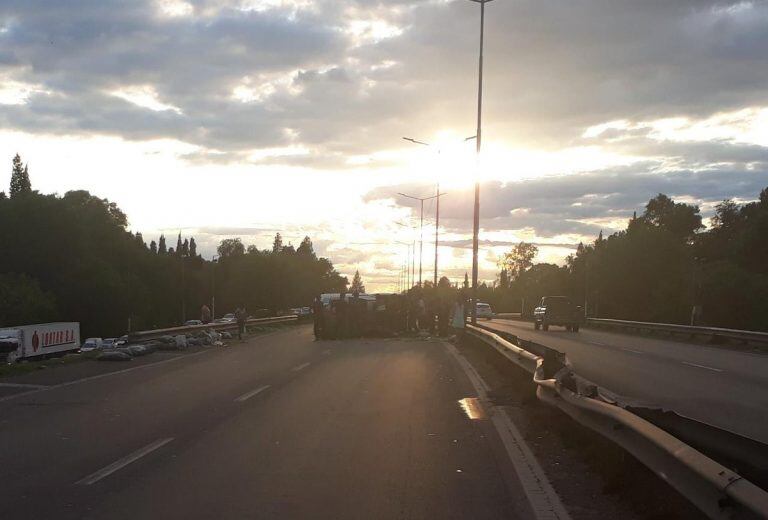 Policías y familiares del conductor pusieron de pie a la Toyota Hilux.