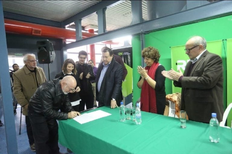 Firma de la ampliación de la red de gas (Foto: Gobierno de Río Negro).