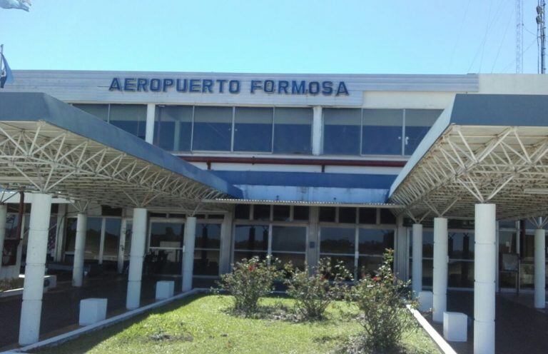 El Aeropuerto de Formosa, fue inaugurado en la década de los 60’ y está situado a unos 7 km hacia el sur de la capital. (Web)