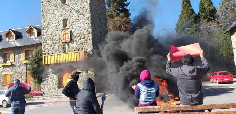 Buscan evitar ser desalojados en Bariloche (Bariloche2000)