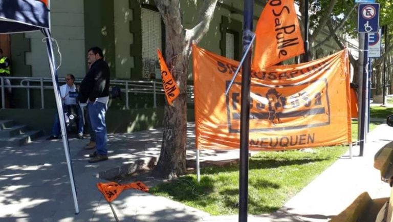 La marcha ocurrió frente a la municipalidad de Neuquén (web).