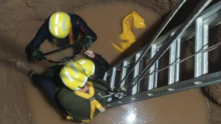 Los Bomberos Voluntarios de Las Rosas encabezaron el operativo de rescate. (Facebook)