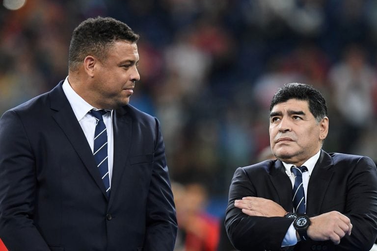 Brazilian former ace footballer Ronaldo (L) and former Argentinian former football ace Diego Maradona attend the victory ceremony of the 2017 Confederations Cup final football match between Chile and Germany at the Saint Petersburg Stadium in Saint Petersburg on July 2, 2017. / AFP PHOTO / FRANCK FIFE rusia diego armando maradona Ronaldo campeonato torneo copa confederaciones 2017 futbol futbolistas partido final seleccion alemania chile