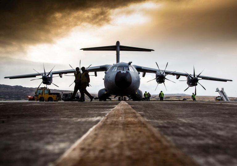 Presencia del Avión A400, apodado Grizzly. Es un avión de transporte militar de largo alcance y avión cisterna propulsado por cuatro motores turbohélice.