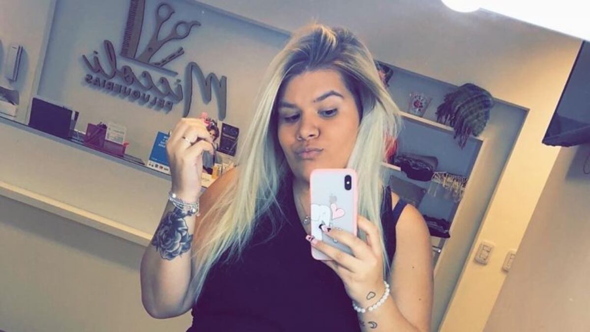 Mini de jean y botas texanas: el look de Morena Rial para la gala de #LosMásClickeados