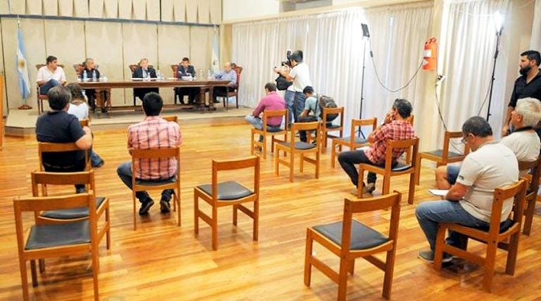 En la conferencia de prensa, las sillas guardaron distancia entre sí (La Arena)