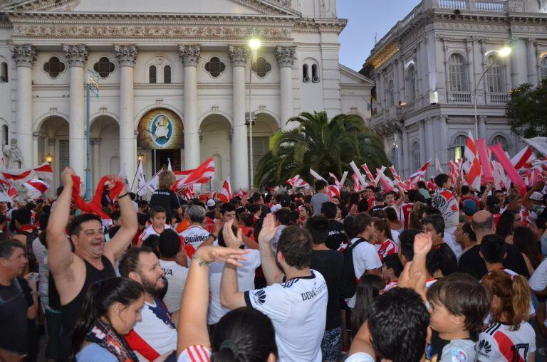 Festejos de los hinchas de River en Paraná (Télam).