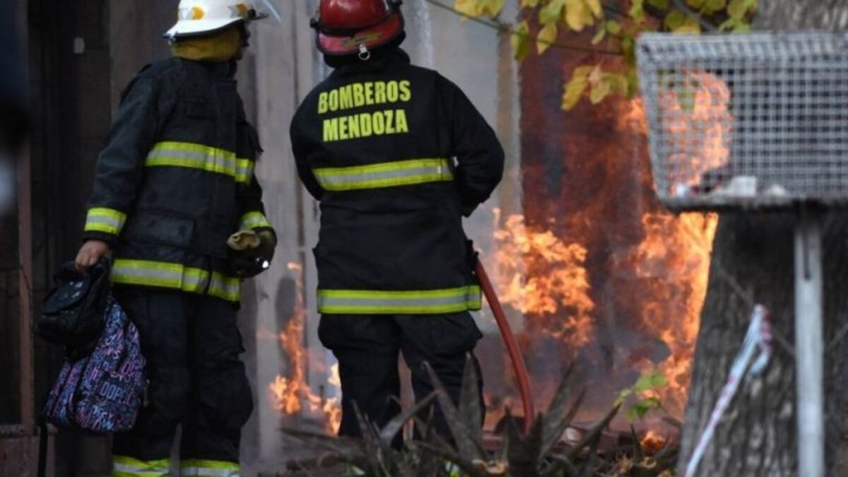 No logró escapar del incendio y murió calcinado en la puerta de la casa