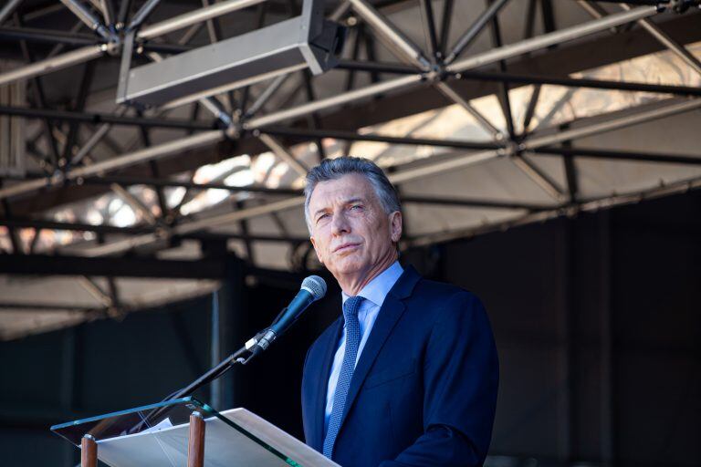 Después de Pelegrina, fue el turno del discurso del presidente Macri. Detrás de él aún se pueden ver los dispositivos desde los cuales se desplegaron los carteles. Crédito: Erica Canepa/Bloomberg.