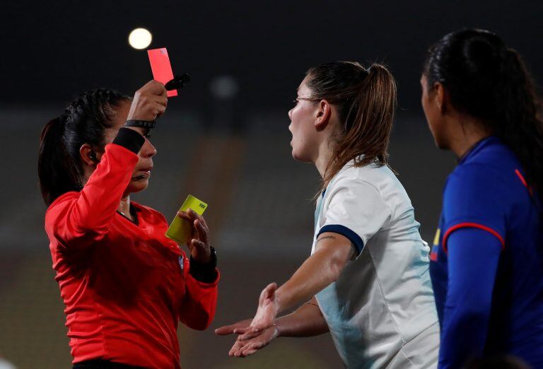 Milagros Menéndez recibió doble amonestación y fue expulsada por la árbitro ecuatoriana Susana Corella (Foto: REUTERS/Susana Vera)