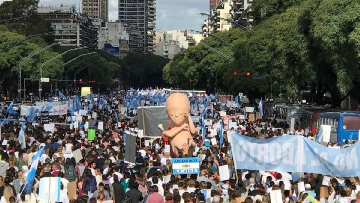Miles de personas marcharon en Palermo a favor de la vida y en contra del aborto