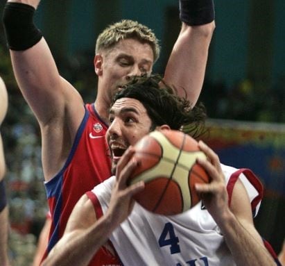 Luis Scola en la Euroliga 2004 (Foto: AFP)