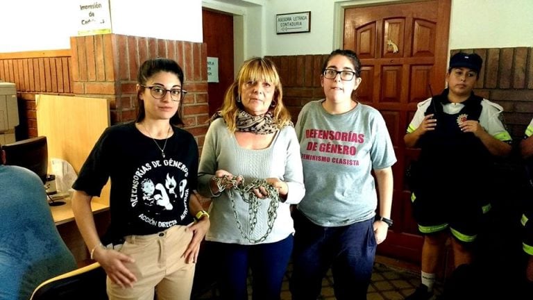 Mónica Alé en el municipio de Bialet Massé tras no ser recibida por el Intendente.