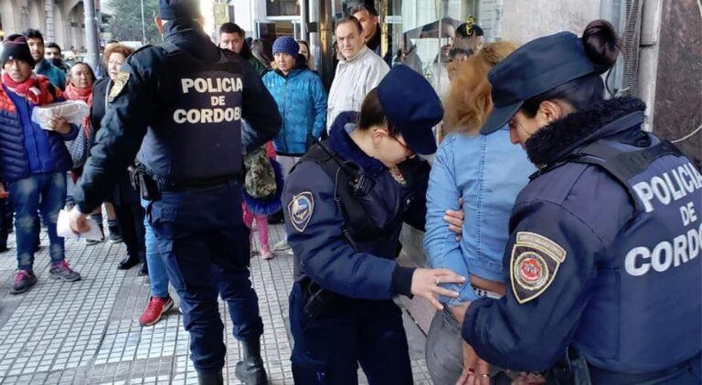 Discusión y detención en Plaza San Martín.