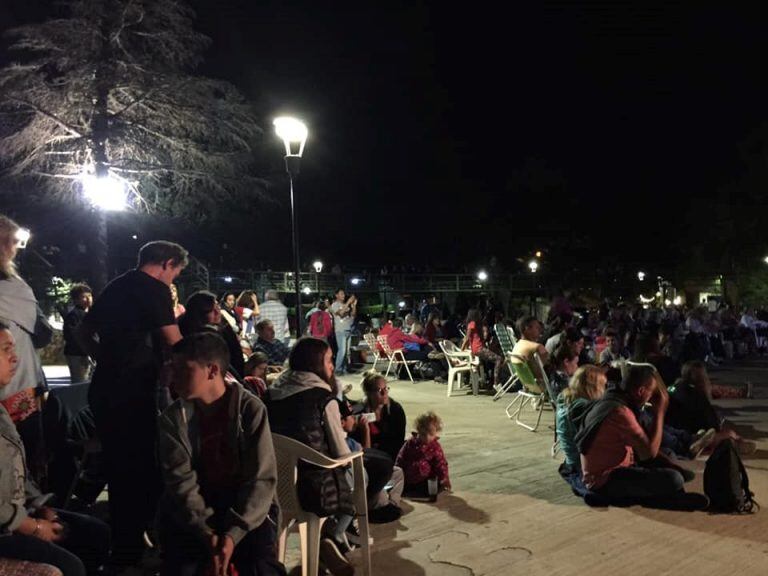 Una gran cantidad de público se acercó al Paseo  Del Remanso para vivir el fenómeno de una manera diferente.