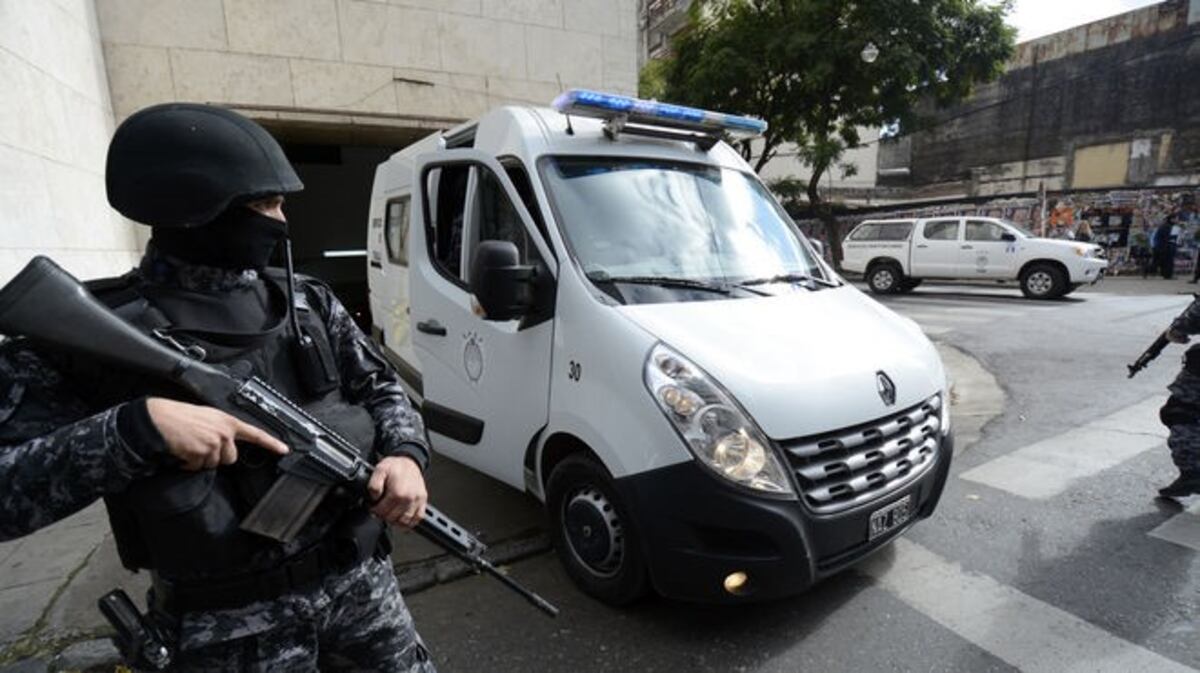 Atacaron a balazos el furgón en el que trasladaban a los imputados por el crimen del "Pájaro" Cantero