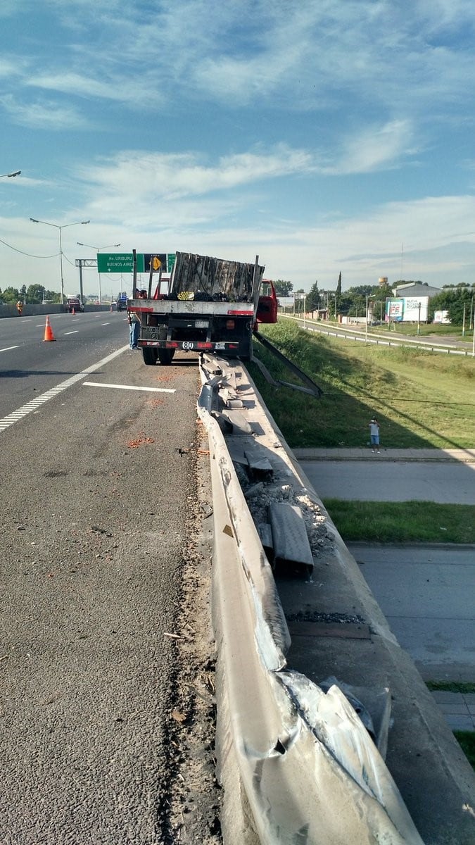 Un camión chocó en el cruce de 27 de Febrero y Avenida Circunvalación.