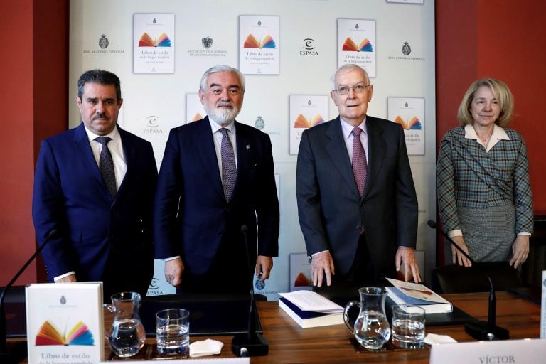 Francisco Javier Pérez, Darío Villanueva, director de la Real Academia Española, el director del Intituto Cervantes, Víctor García de la Concha, y Ana Rosa Semprún (EFE)