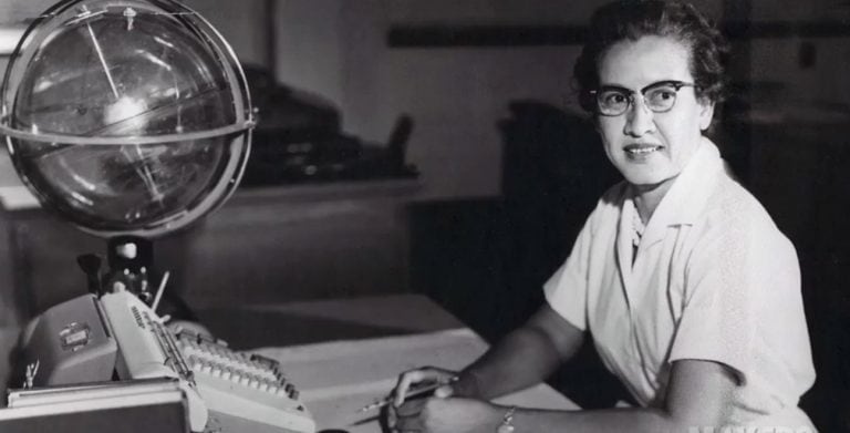 La matemática de investigación de la NASA Katherine Johnson en su escritorio en el Centro de Investigación Langley. Johnson trabajó en Langley desde 1953 hasta su jubilación en 1986, haciendo contribuciones técnicas críticas que incluyeron el cálculo de la trayectoria del histórico vuelo de 1961 de Alan Shepard. Sus cálculos permitieron que el Apolo 11 aterrizara en la luna. Su historia fue contada en la película "Hidden figures" ("Figuras ocultas"). (Photo by Handout / NASA / AFP)