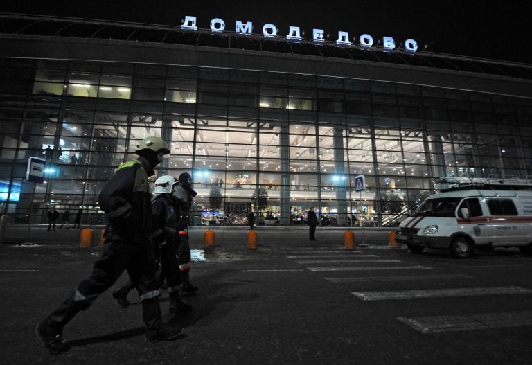 Bomberos trabajan en el aeropuerto de Domodedovo, en Moscú, Rusia.  (Moscú, Rusia) EFE/EPA/