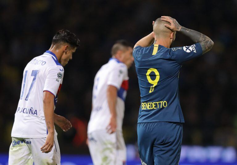 Darío Benedetto tras errar una posibilidad de convertir (Foto: EFE).