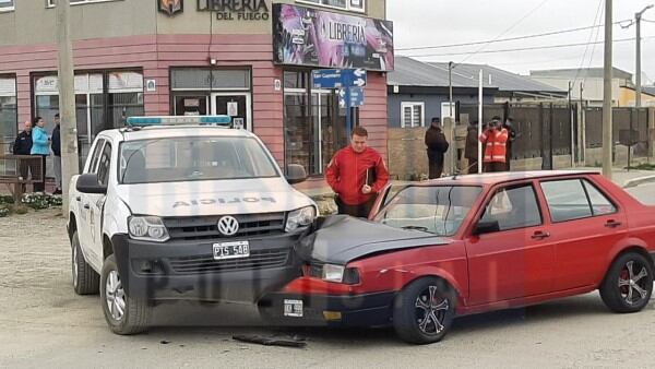 Colisionaron un móvil policial y un vehículo particular en Río Grande. Foto: Resumen Policial