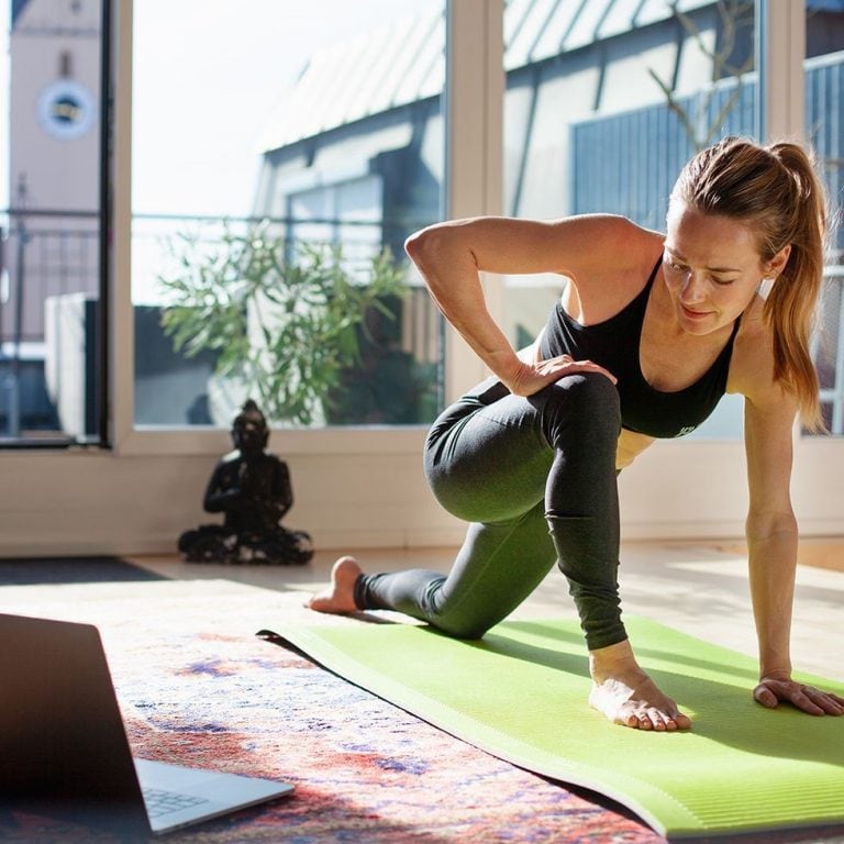 Tips para hacer yoga en casa durante la cuarentena.