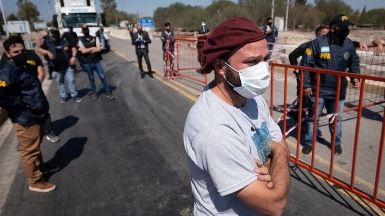 Productores mendocinos en el corte de protesta a medidas del gobierno de San Luis por la pandemia