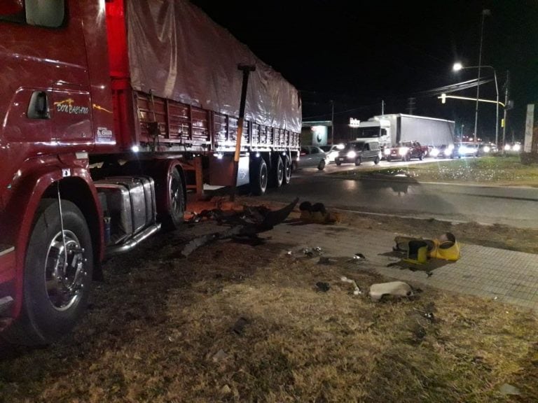 El camión, tras el choque, impactó contra una de las luminarias de Acceso Norte.