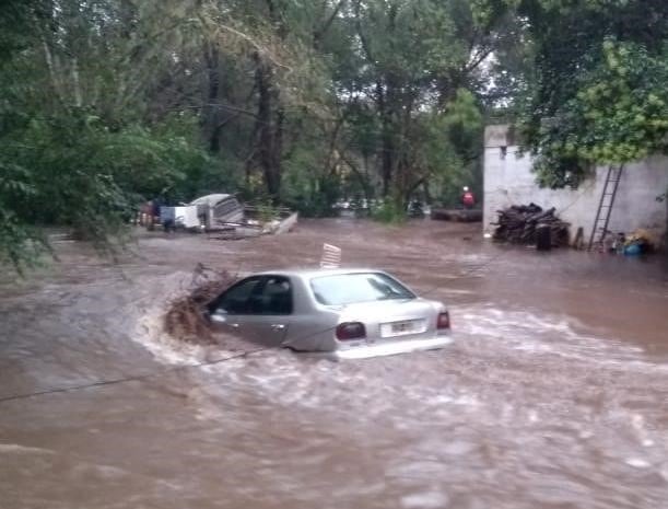 La creciente del Río de los Sauces en Calamuchita fue impresionante este domingo,