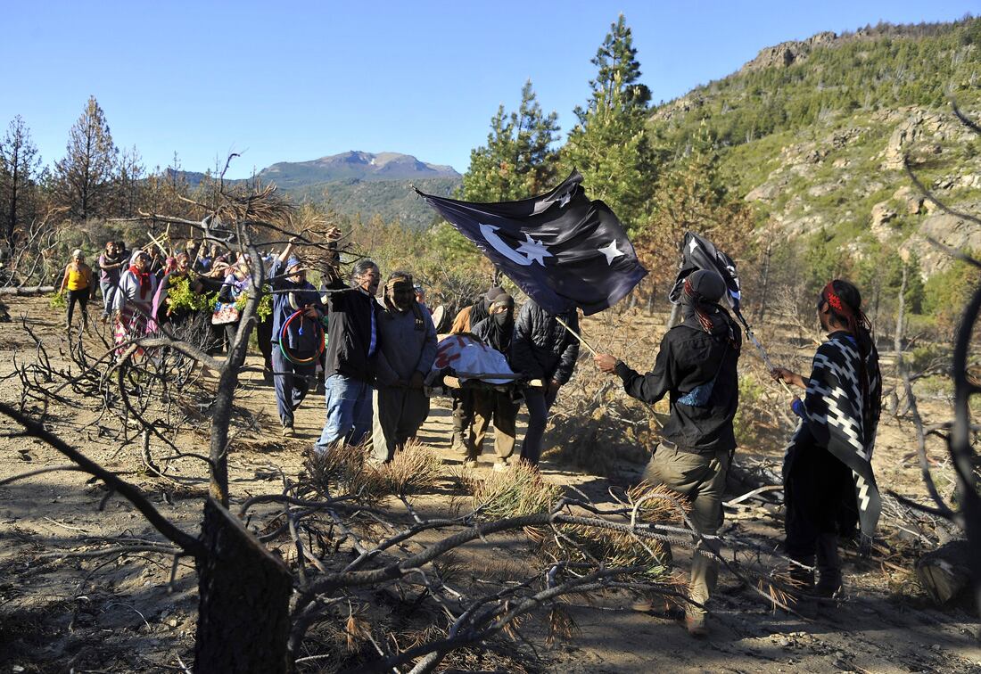 El cuerpo de Elías Garay (29), el joven mapuche asesinado el predio Cuesta del Ternero, fue retirado hoy a pulso de ese lugar por su madre y su hermano tras una tradicional ceremonia de ese pueblo originario y trasladado a la morgue de San Carlos de Bariloche telam