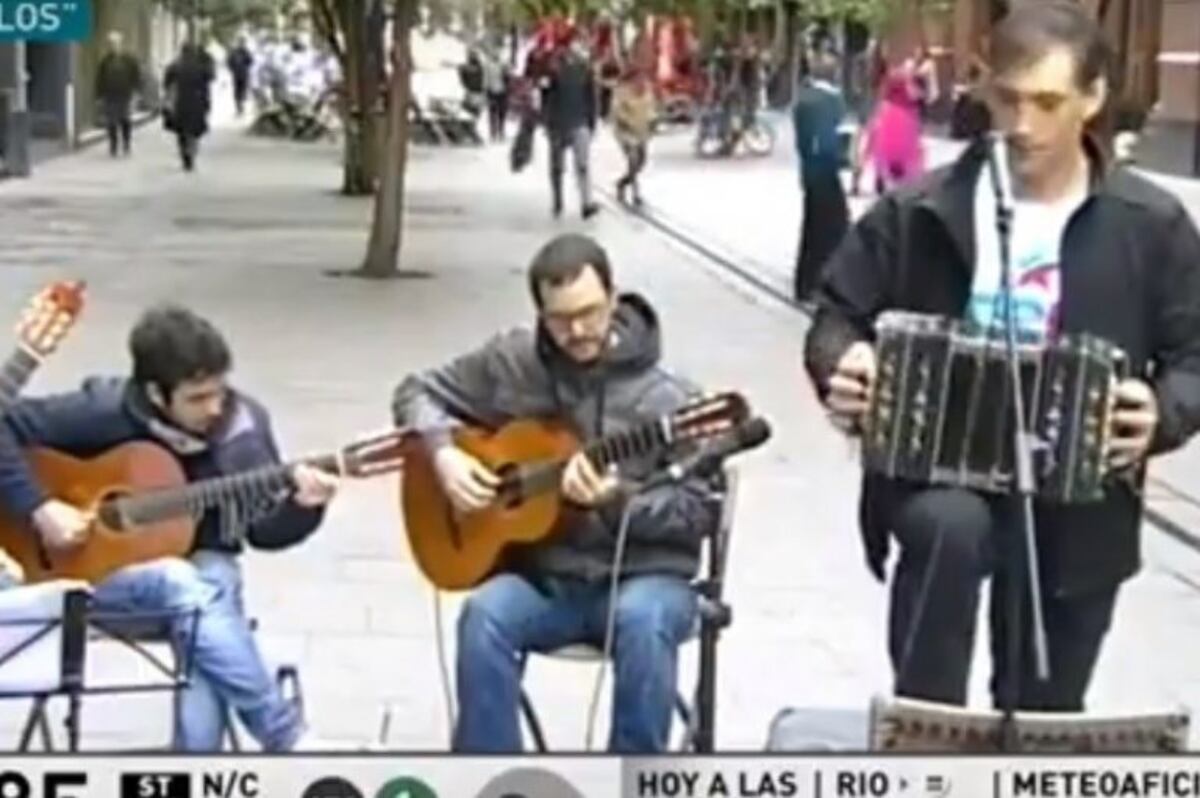 ¿Voto cantado? Presentaron a un músico en vivo y se les coló un tango anti Macri