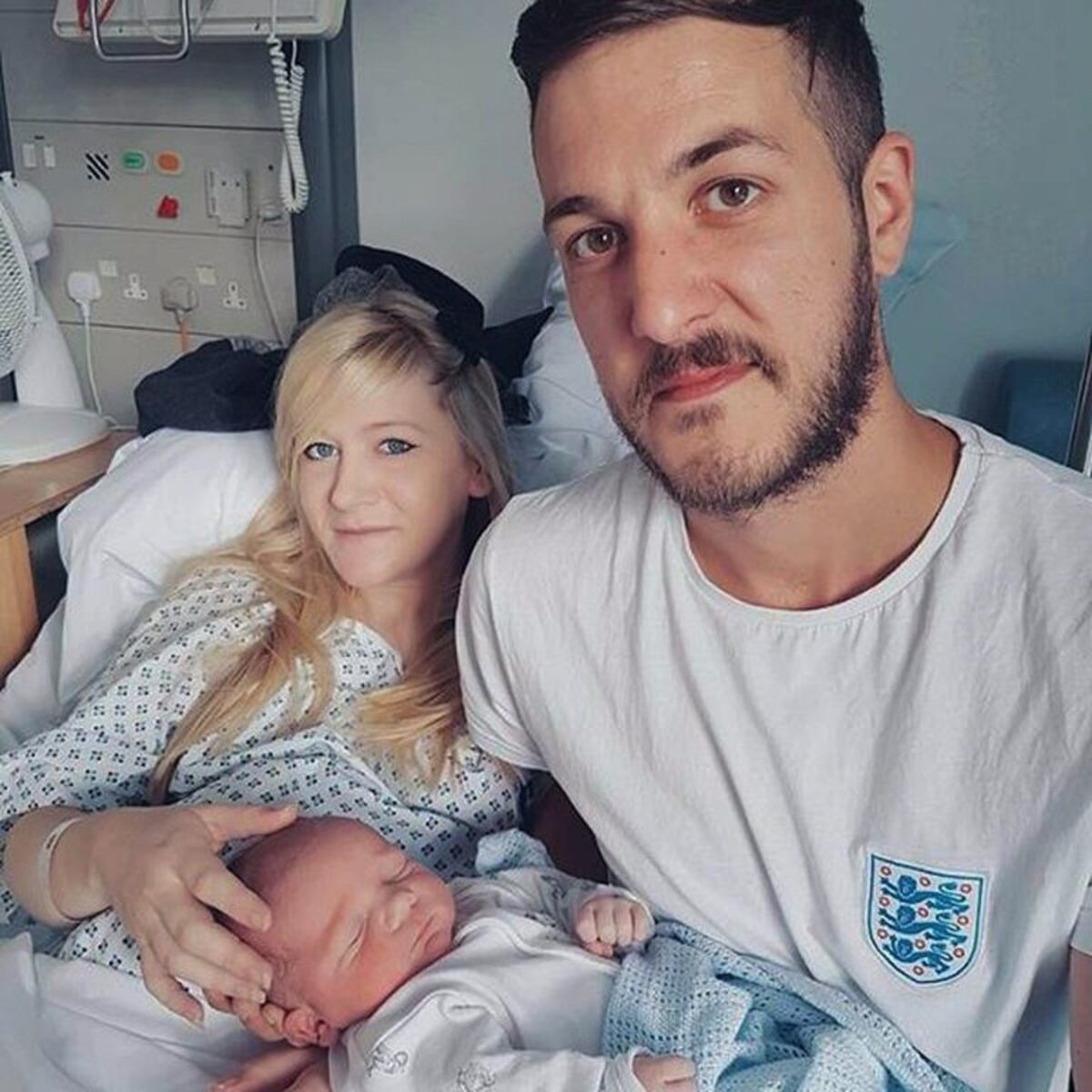 Los padres del bebé Charlie Gard anunciaron el fin de su batalla legal para mantenerlo con vida